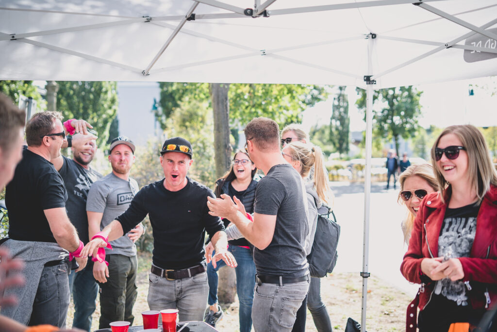 JGA Gruppe spielt Bier Pong