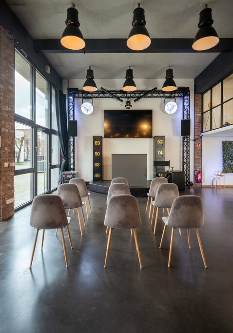 Tagungsfläche mit Stuhlreihen und Bühne im Eventloft Siegburg