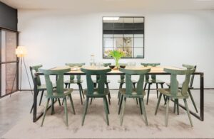 Dekorierter Tisch im oberen Seminarraum im Eventloft Siegburg