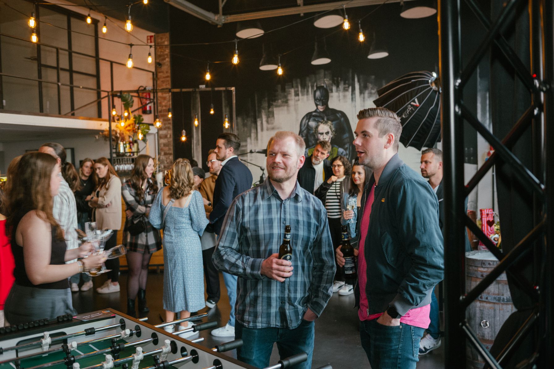 Menschen stehen bei Veranstaltung im Eventloft Siegburg