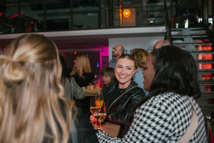 Zwei Frauen lachen sich an im Eventloft Siegburg