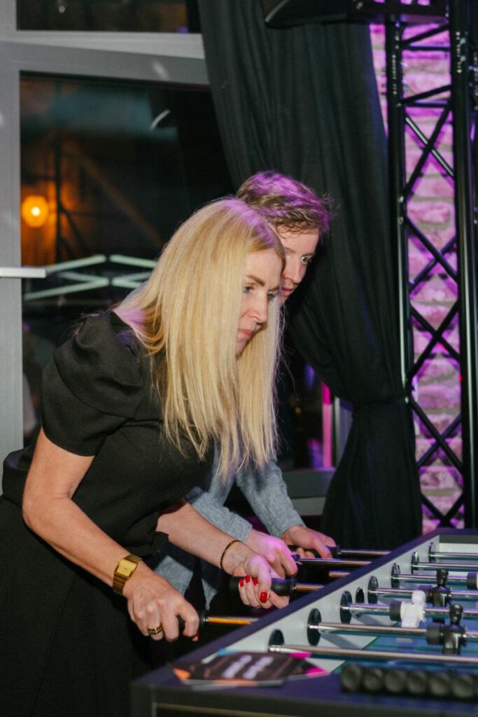 Zwei Personen am Kicker-Spielen im Eventloft Siegburg