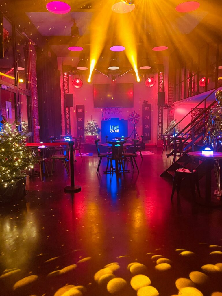 Eventloft Siegburg mit Party-Lichtern und Weihnachtsdeko