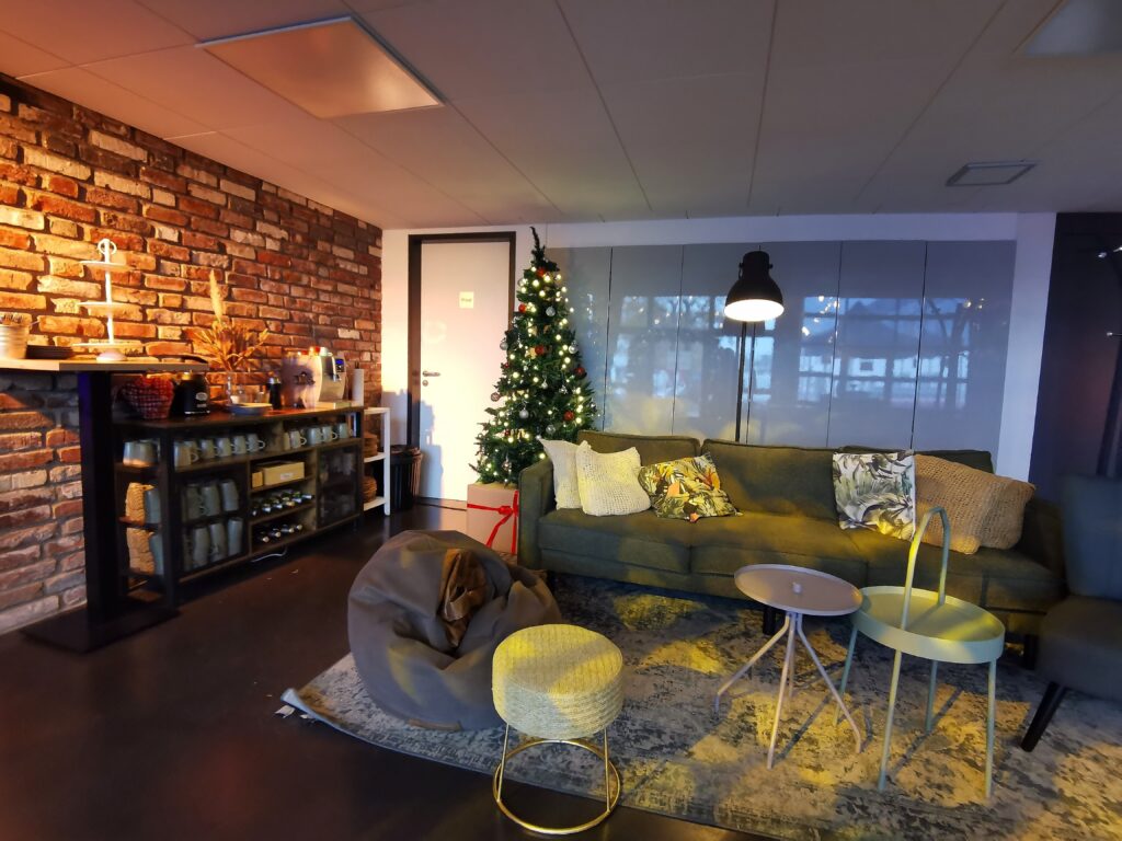 Lounge-Ecke mit weihnachtlicher Deko im Eventloft Siegburg