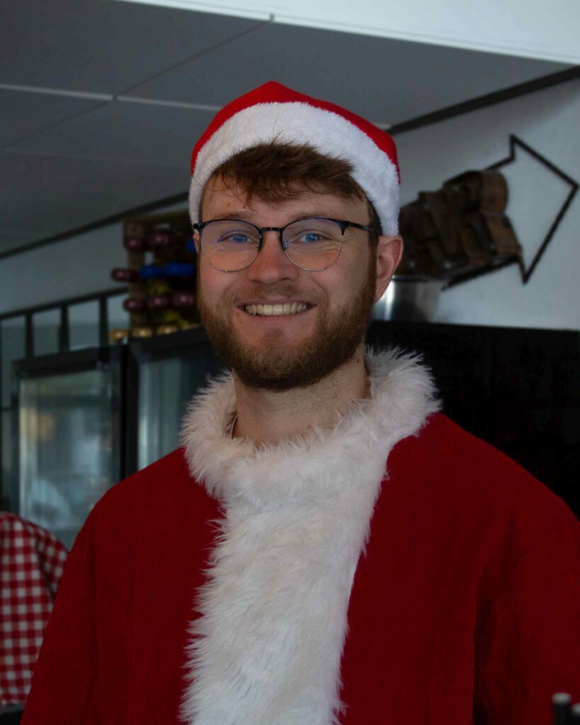 Location Manager Noah im Weihnachtslook