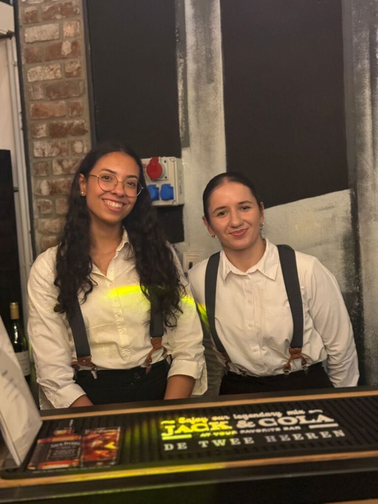 Fjolla und Malu an der Bar im Eventloft Siegburg