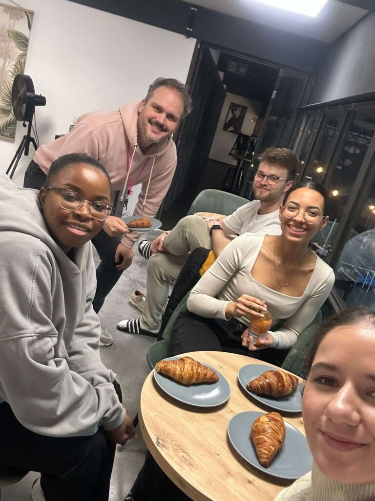 Team vom Eventloft sitzt mit Crossaints zusammen